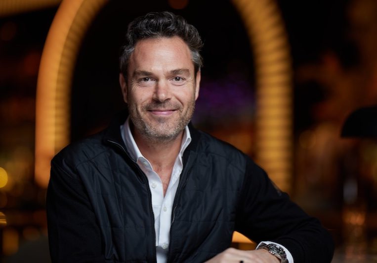 nostringsAdamBreeden